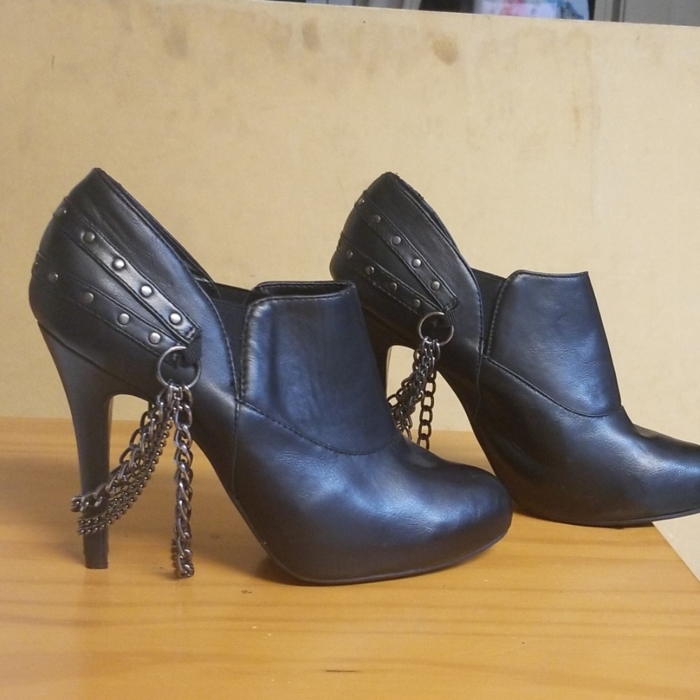 Black chain Forever heel booties